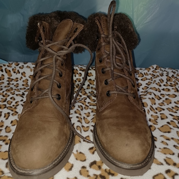 Women's Leather Rockport Boots w/Faux Fur trim and lining size 9W - Picture 2 of 9